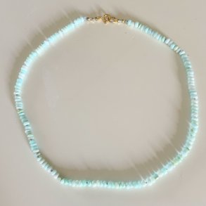 Halsk�de bl� opal