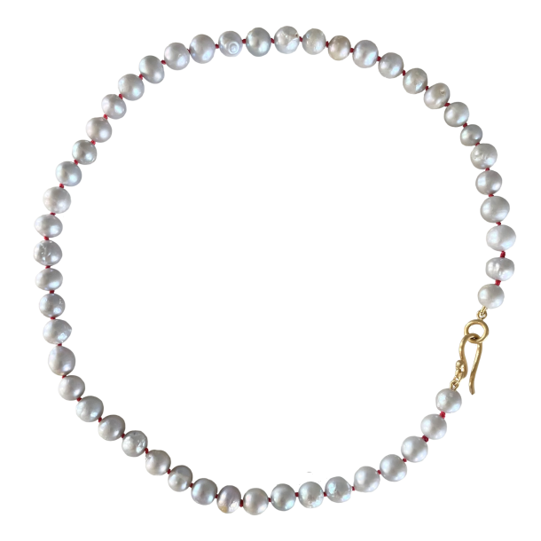 Halsk�de gr� perler