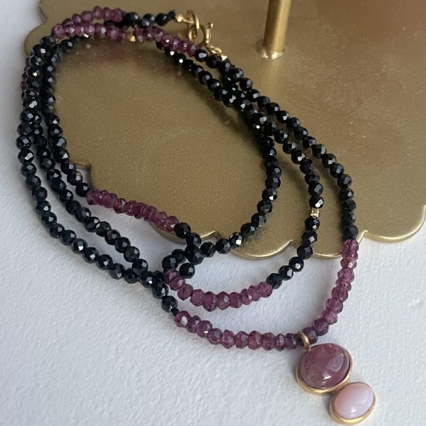 Halsk�de onyx og granat
