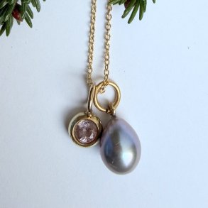 Halsk�de gr� perle