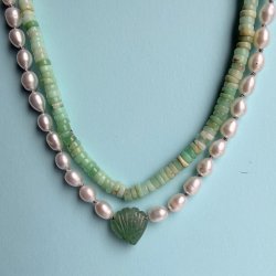 Halsk�de perler og aventurin musling