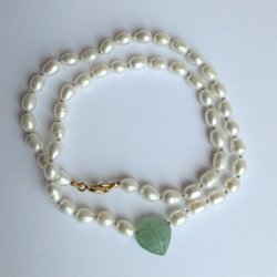 Halsk�de perler og aventurin musling