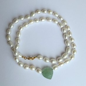 Halsk�de perler og aventurin musling