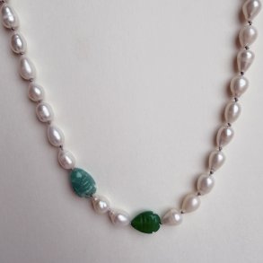 Halsk�de perler og fisk