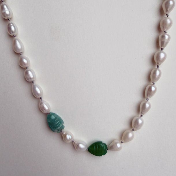 Halsk�de perler og fisk