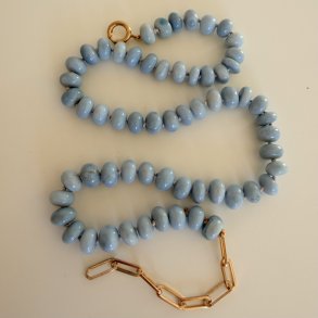 Halsk�de bl� opal