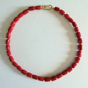 Halsk�de med coral