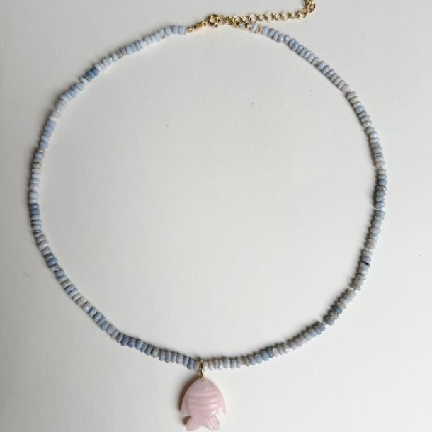 Halsk�de med bl� og pink opaler