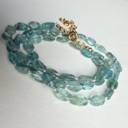 Halsk�de med apatite