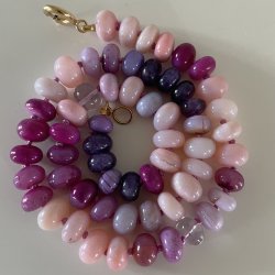 Halsk�de rosa opaler