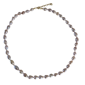 Halsk�de rosa perler