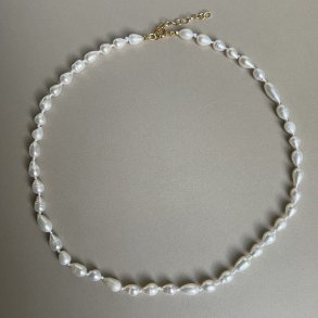 Halsk�de hvide perler