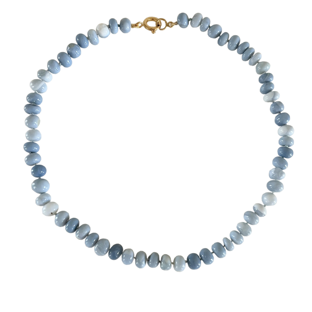 Halsk�de bl� opaler