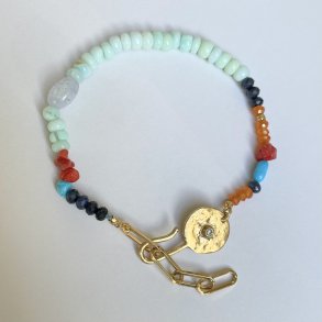 Armbnd med opaler og delsten